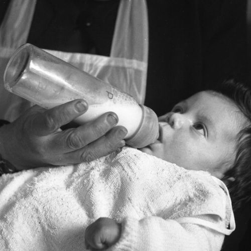 Chrstian Saffier de Bard pointe le bout de son nez le 25 janvier 1954 à 20 h 3 , dans la chambre de ses parents au dessus du magasin photo.