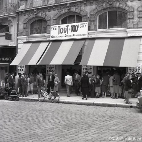 Le magasin 'Tout à 100 francs '. N'oubliez pas, ce sont des anciens francs soit 1 nouveau franc en 1960.