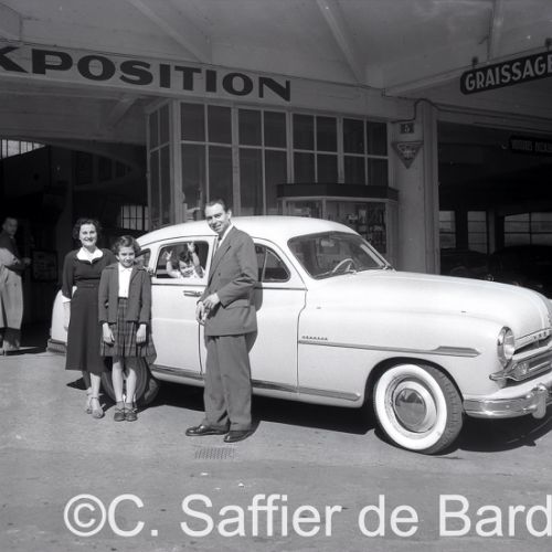 Le couple gagnant de la semaine commerciale reçoit le premier prix la Ford Vedette.