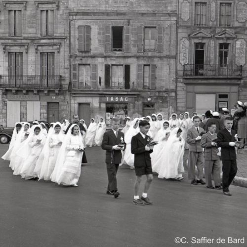 Arrivée de communiants à la cathédrale Saint Pierre.