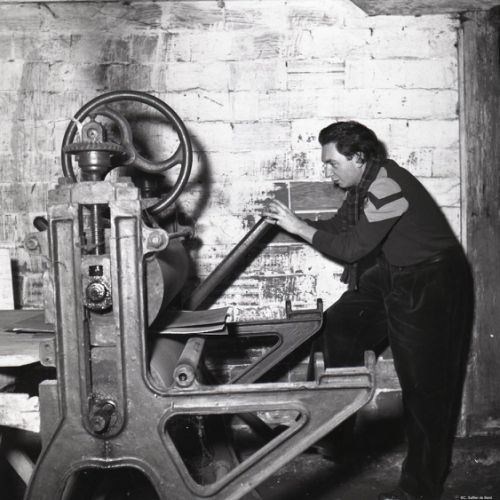 L'artiste charentais Benard rend visite à M. Lacombe au Moulin du Verger.