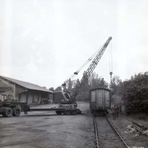 Déchargement d'un wagon américain à Châteauneuf.