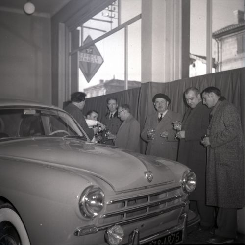 Présentation de la nouvelle berline 'Grande rouière' Renault Frégate, fabriquée à 180 463 exemplaires chez Renault à Angoulême