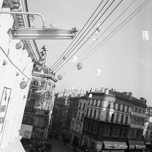 Lâcher de ballons place de l'Hôtel de Ville d'Angoulême.