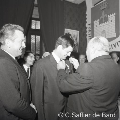 Remise de la médaille de Citoyen d'Honneur de la ville d'Angoulême par Henri Thebault à Yvon Goujon.