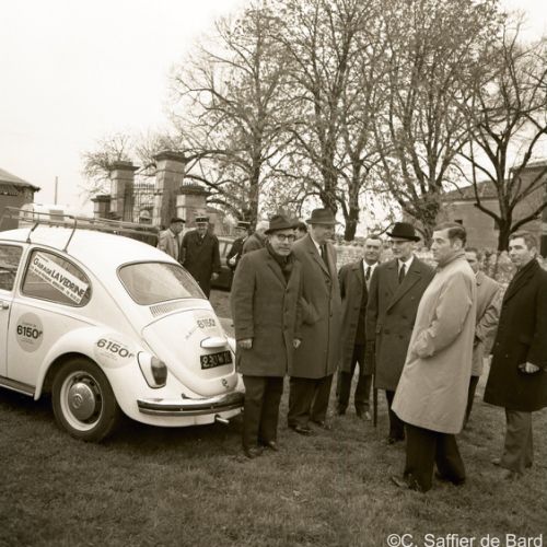 Exposition de la Coccinelle par M. Lavedrine, concessionnaire Vokswagen à Angoulême.