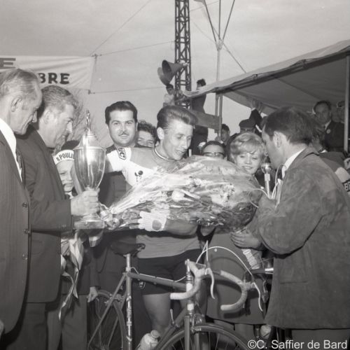 Jacques Anquetil remporte le Critérium de Saint-Claud.