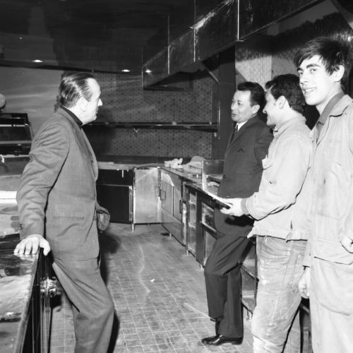 Michel Deschamps échange avec des ouvriers ayant travaillés sur le chantier du Drugstore.