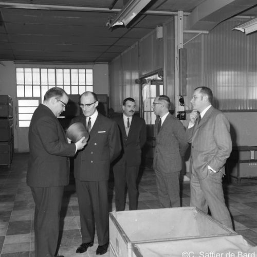 Monsieur Lamorlette, Préfet de la Charente, visite l’usine Moreau d’Angoulême.