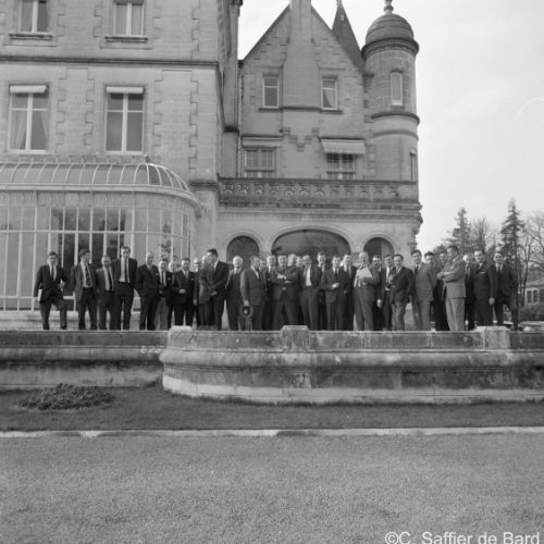Le groupe devant le Château de Lignères.