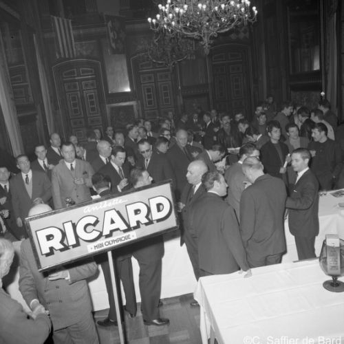 Remise de Coupes par Bernard Ricard , deuxième fils de Paul Ricard.