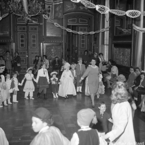 Bal d’enfants costumés dans le grand salon de l’Hôtel de Ville d’Angoulême.