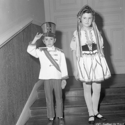 Bal d’enfants costumés dans le grand salon de l’Hôtel de Ville d’Angoulême.