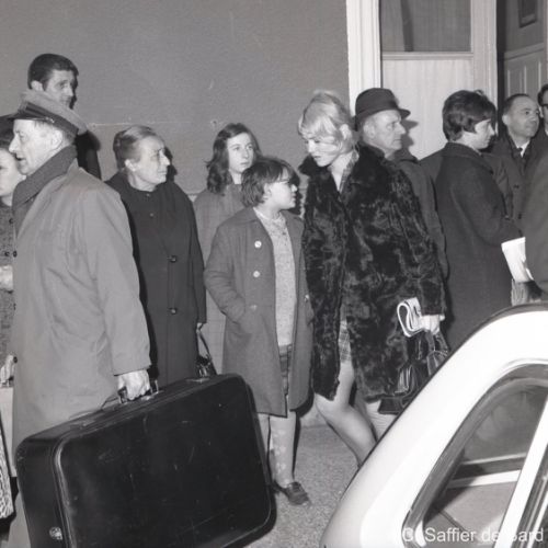 L'actrice Geneviève Grad arrive à la gare d'Angoulême.