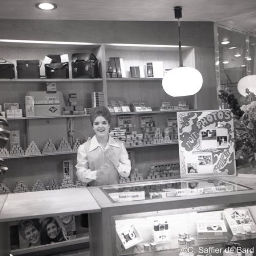 Jacqueline, vendeuse chez Christian-Claude.