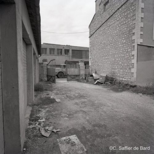Construction de garages rue Jules Michelet.