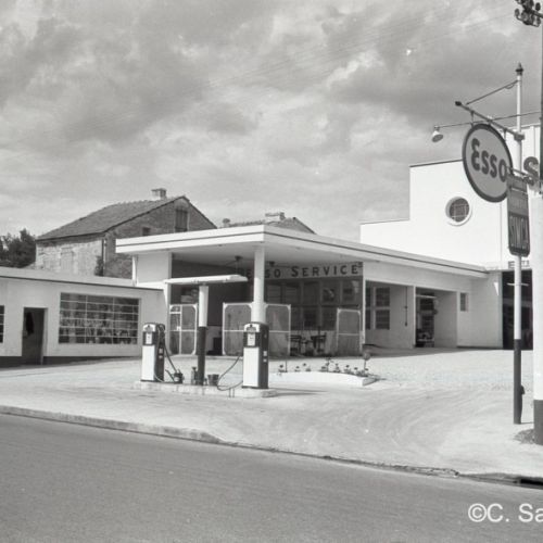 La staion Esso au garage Berland rue de Bordeaux à Angoulême.