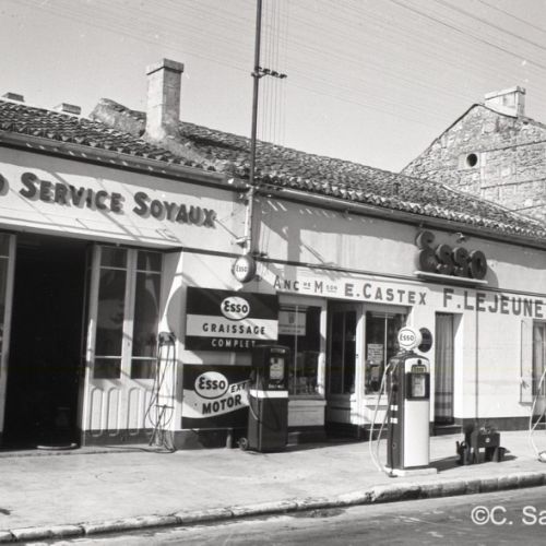 La station Esso deue du Général de Gaulle à Soyaux.