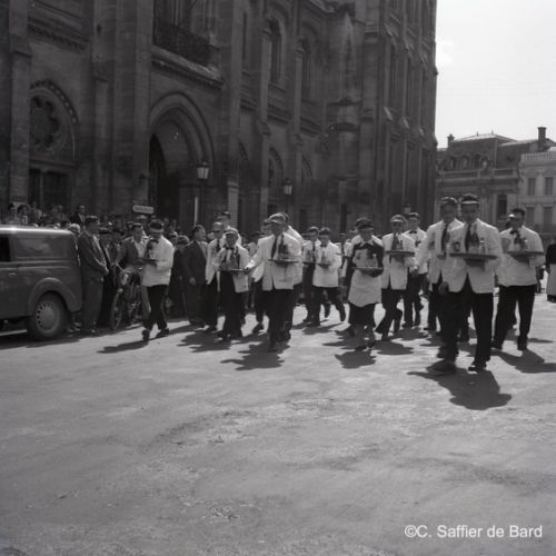 Départ de la traditionnelle course des garçons de café du 15 août devant l'Hôtel de Ville d'Angoulême.