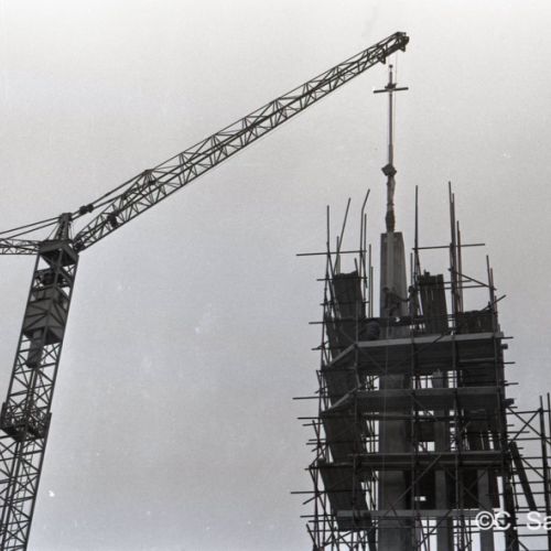 Pose de la croix à l'église du Sacré-Coeur.