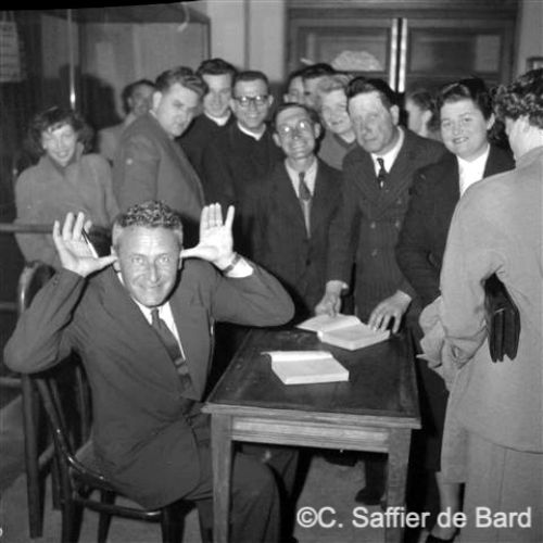 Paul Emile Victor en dédicace à Angoulême.