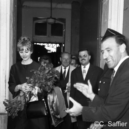 Bourvil arrive à la gare d'Angoulême.