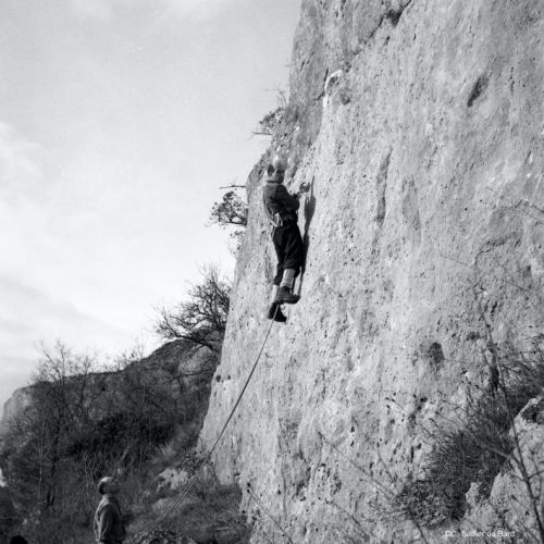 L'alpiniste Lionel Terray vient s'entraîner dans la vallée des Eaux Claires à Puymoyen.