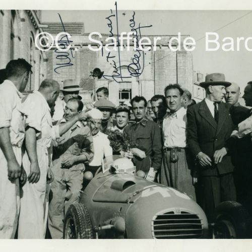 Maurice Trintignant, est le vainqueur du Circuit des Remparts au volant d'une Simca-Gordini.