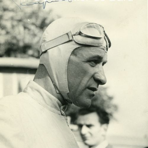 Raimond Sommer vainquer du Circuit des Remparts en 194! au volant d'une Alfa Roméo 308.