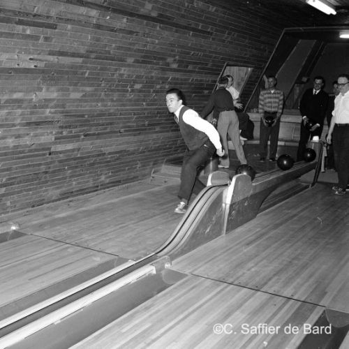 Moment de détente en famille des militaires américains au bowling.