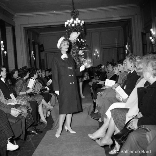 Défilé de mode Arlène Couture à l'Hôtel de France.