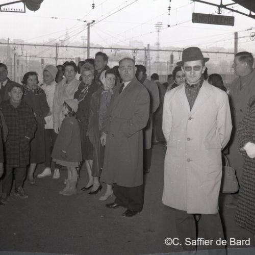 Départ d'un groupe d'écoliers en classe de neige.
