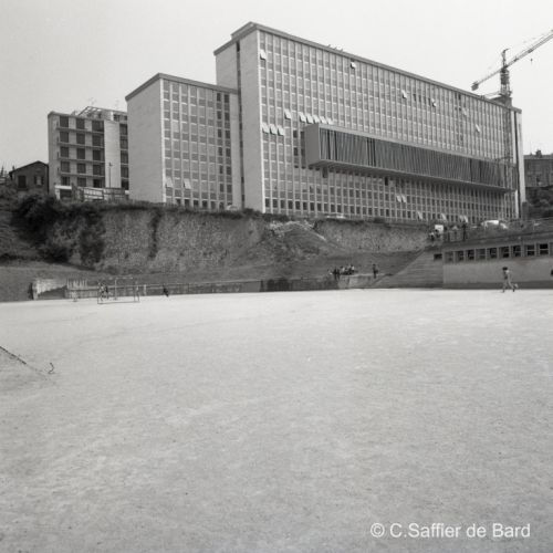 Nouvel immeuble de la Sécurité Sociale boulevard de Bury vu de la Gâtine.