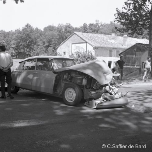 Accident d’une Citroën DS 19 à La Couronne.