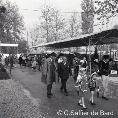 Un groupe folklorique celte se produit à al forie exposition au grand plaisir des spectateurs.