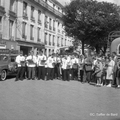 Traditionnelle course du 15 août des garçons de café.