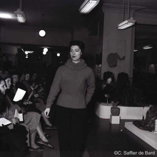 Défilé de mode 'Pingouin' au magasin Saint Simon place de l'Hôtel de Ville à Angoulême.