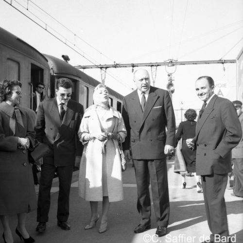 Annie Cordy est accueillie à la gare d'Angoulême.