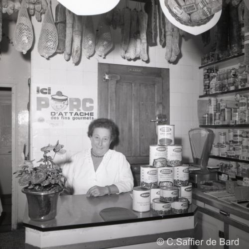 Mme Barusseau présente les conserves animaux 'Amieux'.