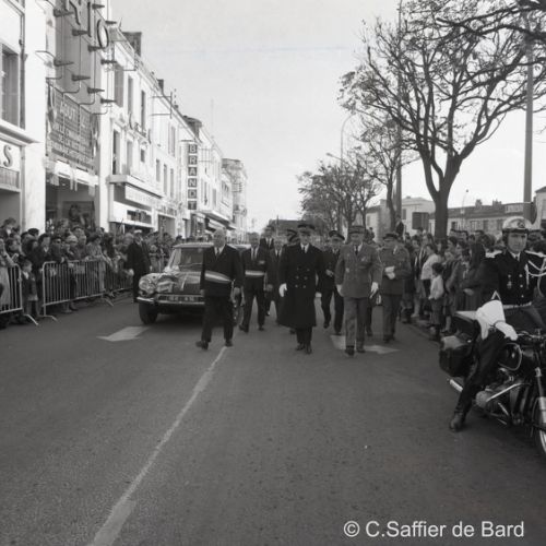 Défilé du 11 novembre et remise de décorations place du Champ de Mars.