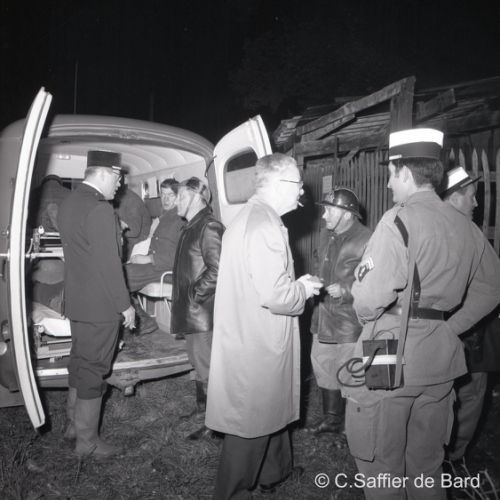 Arrivée d'un couple d'amants au tribunal d'Angoulême où ils vont être jugés aux Assises pour meurtre (?).