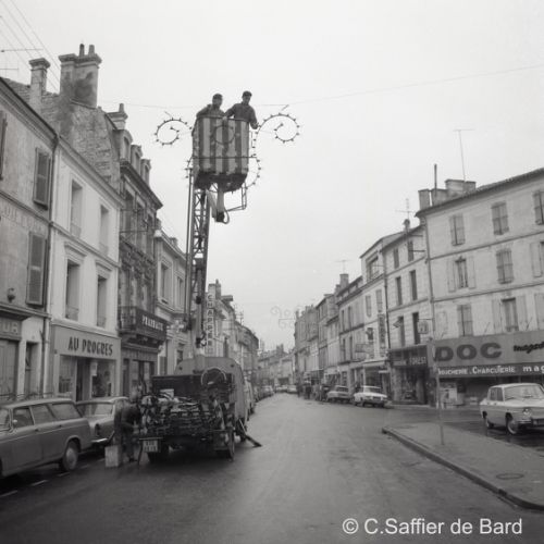 Installation des éclairages de Noël.