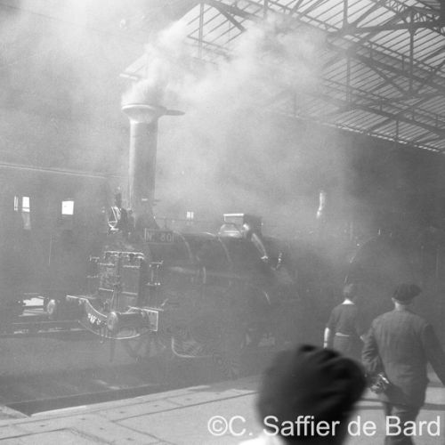 C'est la fête à à la gare d'Angoulême où s'arrête un train 1900.