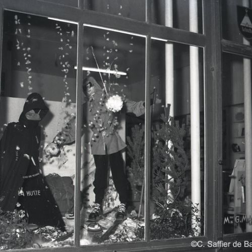 Vitrine du magasin 'La Hutte' rue de Périgeux participant au concours 'belles vitrines'.