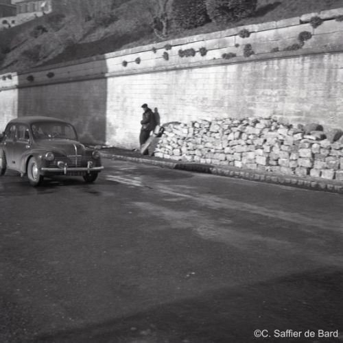 Démonstration de la suspension Prevat Stabilex sur une 4 CV Renault rue Waldeck Rousseau à Angoulême.