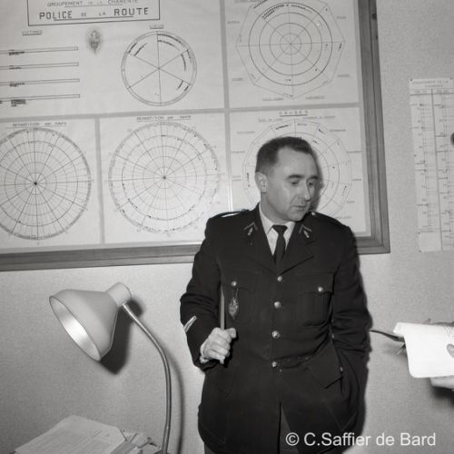 Présentation de carte des accidents de la circulation en Charente pour l'année 1966 à la gendarmerie.