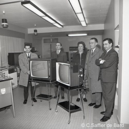 Remise de 2 'récepteurs TV' Philips au magasin Prévost pour la maison de retraite de La Providence,