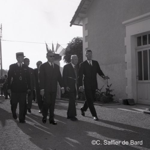 Inauguration de la cantine de Sireuil par le député Félix Gaillard.