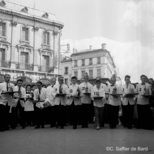 Départ de la traditionnelle course des garçons de café du 15 août devant l'Hôtel de Ville.
