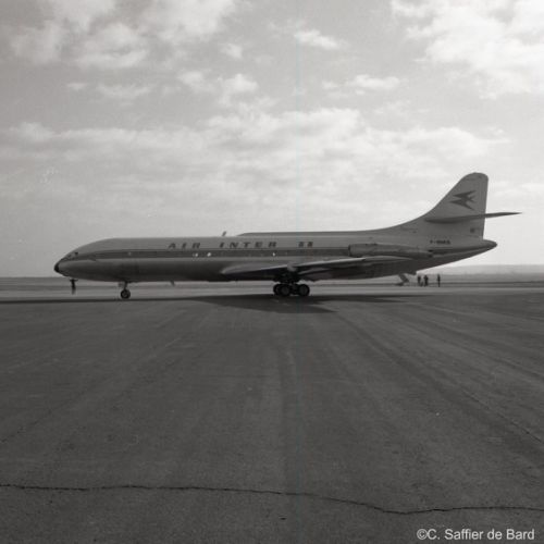 Arrivée de la Caravelle sur la base aérienne militaire de Cognac qui amène l'équipe du couturier Lanvin.